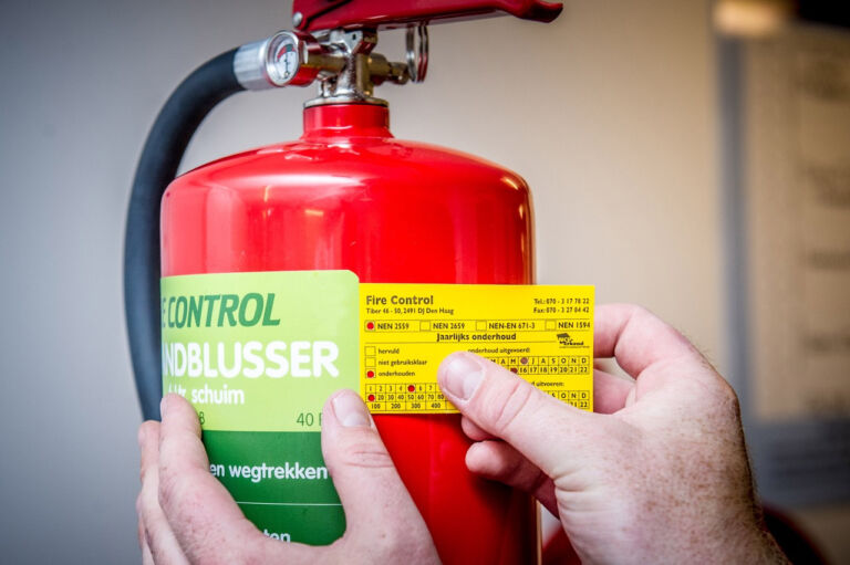Brandblusser voorzien van onderhoud certificaat na onderhoudsbeurt